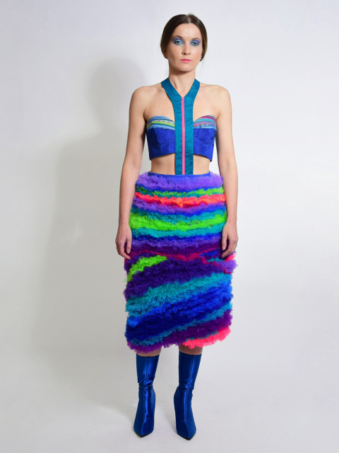 Strukturalna spódnica z kolorowym topem