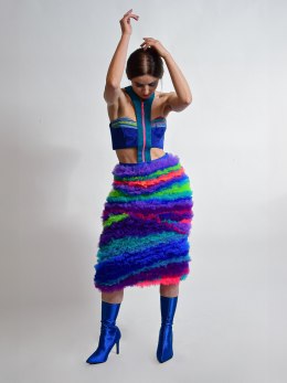 Strukturalna spódnica z kolorowym topem